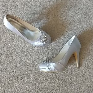Sz 10 silver fabric shoes w/crystal detail worn 1x